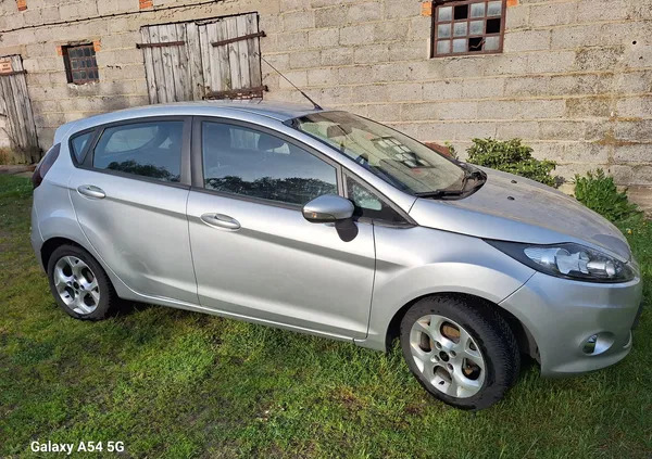 łowicz Ford Fiesta cena 21700 przebieg: 121000, rok produkcji 2012 z Łowicz
